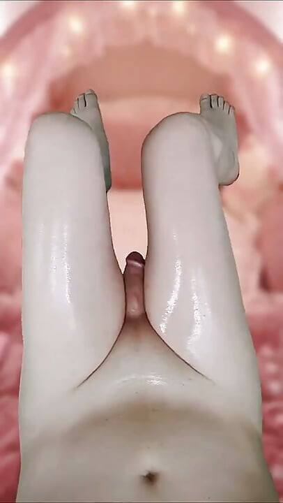 Kaki cantik yang sedap diminyak kulit berkilat lembut sedap peha femboy licin kaki melancap