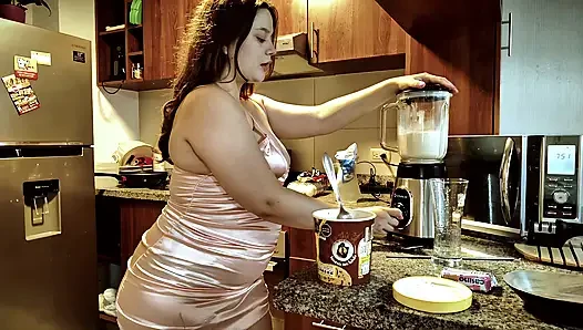 Тряска и соблазнение Nicole, раздутие моего живота, затем светит моей волосатой киской и целлюлитной задницей
