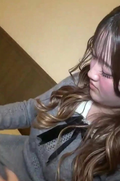 Huysuz bir kızla ilgileniyor