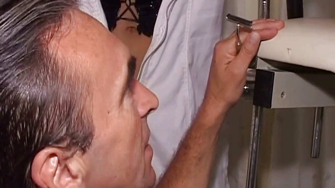 El médico inspecciona a fondo el chorreo de leche de una milf embarazada