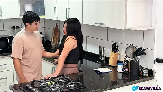 Oda arkadaşım beni mutfakta yine sert yakaladı!