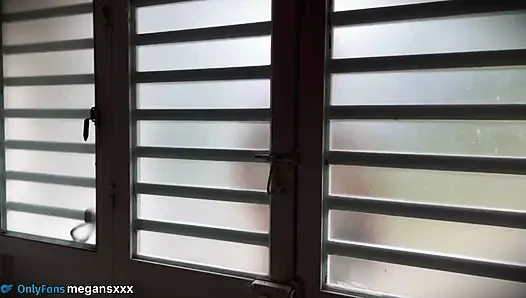 İnternet danışmanı, bacaklarımı açmamı istedi, kabloyunu takmak için.
