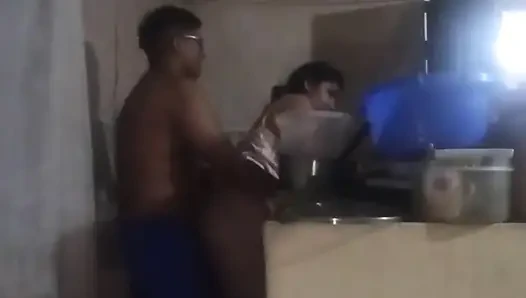 Der chef kommt in die küche, um mich zu ficken, sein schwanz erregt mich