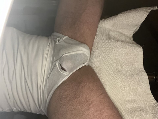 Peluda papai masturba e bombeia com pornô e precum