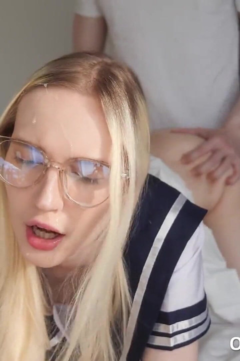 女子高生が勉強を休憩 - 膣を舐められ、セックスされる