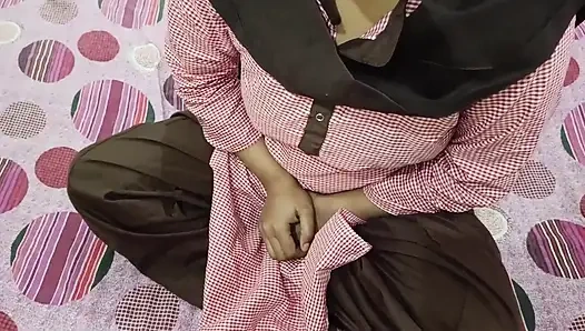 Ateşli Hintli üniversiteli kız öğretmenle anal sikişiyor