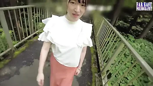 Wet-mark wander saat dia meninggalkan jejak nakal yang berkilauan di mana pun dia telanjang setengah pertama