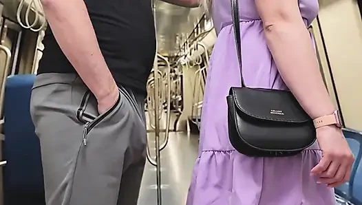 Fast von U-bahn-passagieren gesehen, wenn sie den schwanz eines fremden durch die hose berührt