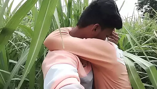 Sugarcane Field, Forest, à l’extérieur et arrêt scooter électrique, film gay en hindi