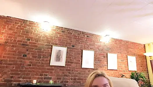 Cowok ini memijat memekku yang dicukur