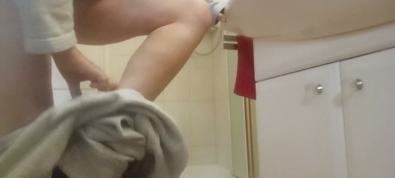 Een rijpe BBW die een hete douche neemt