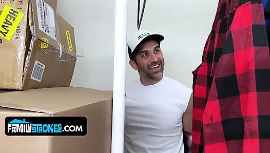 Sapık üvey amca en iyi arkadaşının yardımıyla geri dönüyor ve Aria Banks'ı bozuyor