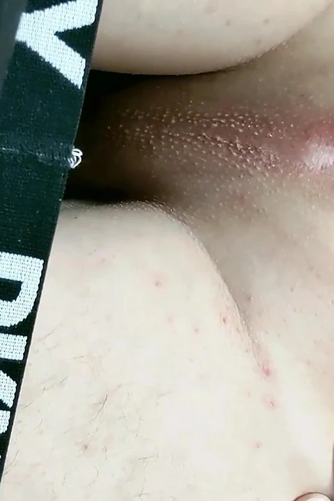 用鸡巴和屁股的特写镜头羞辱奴隶