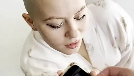 Cumtribute kel kız sonra telefonunu temiziyor