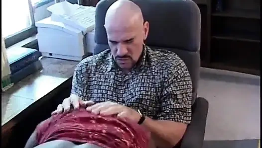 Cewek cokelat terangsang ingin mencicipi kontol putih dan menidurinya secara kasar