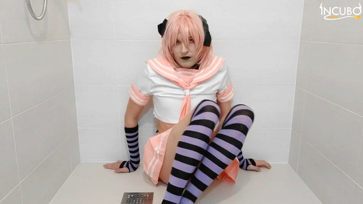 Leona в Astolfo Cosplay показывает свою задницу и скачет на анальном дилдо, пока не кончит