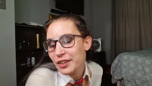 Ragazza nerd con gli occhiali che succhia il cazzo, sperma sugli occhiali