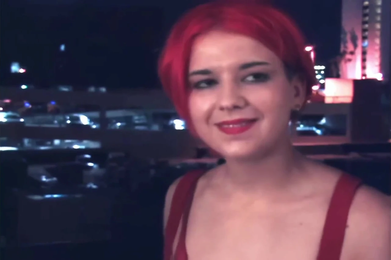 Holly şapşal ve gıdıklanıyor! Holly gizemli ellerin eğlencesine bacaklarını sallıyor