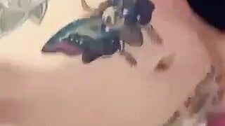 Chakalito Nutria с татуировками с вергудо присылает мне видео, как тянет его вкусный член, стоя и стоя, желая быть