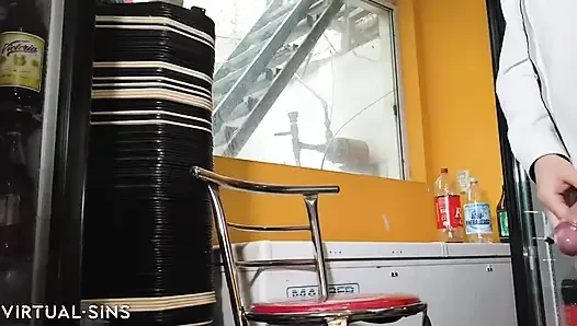 Трахаю горячую магазинницу Oxxo в задней комнате