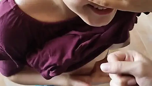 Kami pergi ke rumah dan aku memintanya untuk mengisapku dan dia menelan susuku