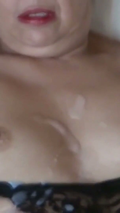 Banhada em leite por todo o meu corpo, gozadas completas dos amigos do meu marido | Clipe 3