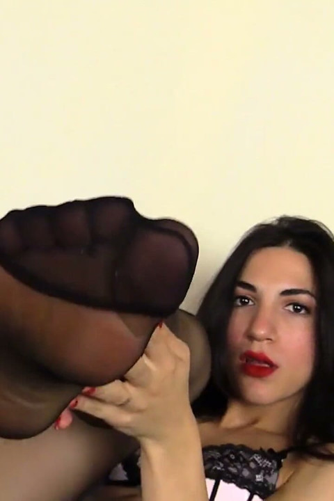 Dark haired babe rubbing pussy with hitachi in foot fetish solo