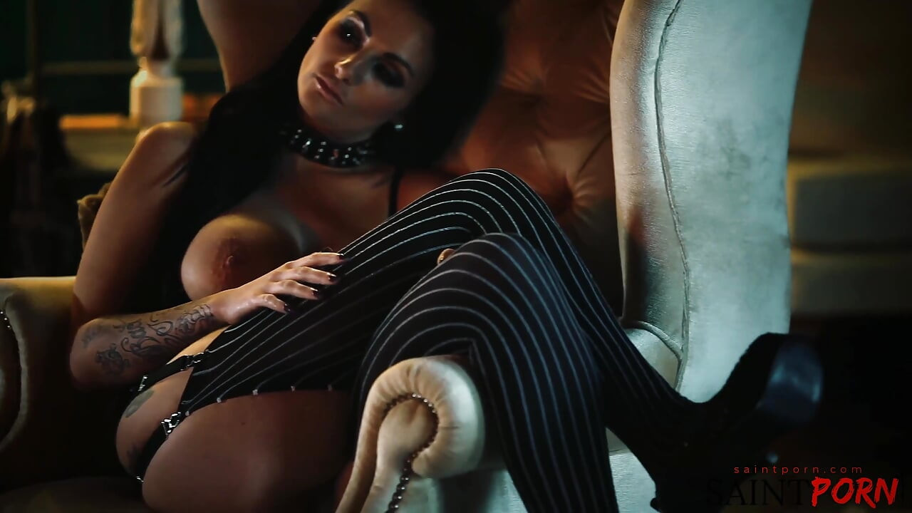 Lexi Ward toma una carga en su culo