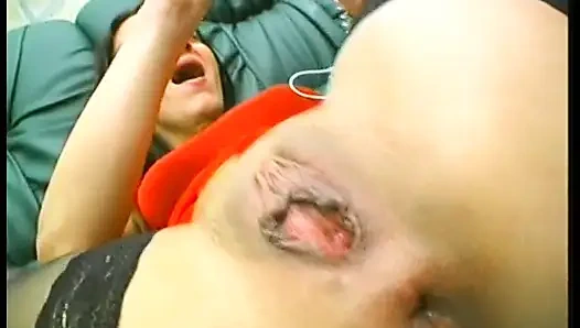 Brünette reife schlampe trägt strümpfe, während sie ihre löcher mit essen und riesigen kerze bohrt