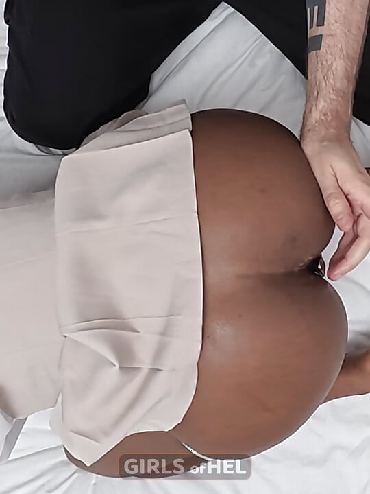 Metal Butt Plug Experience for Mia of Hel - Take It up Your Ass, Girl!