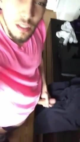 Słodki chłopak szarpie się