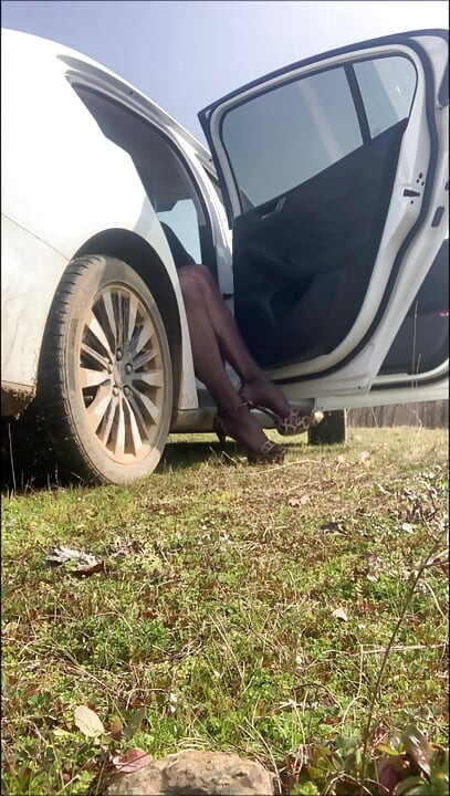 The taxi driver fucked me in a public place