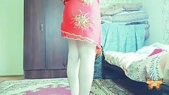 प्यारी प्री कमिंग हॉट टांगें लेडीबॉय सेक्सी किन्नर प्यारी क्रॉसड्रेसर पेट डांसर स्कर्ट के साथ