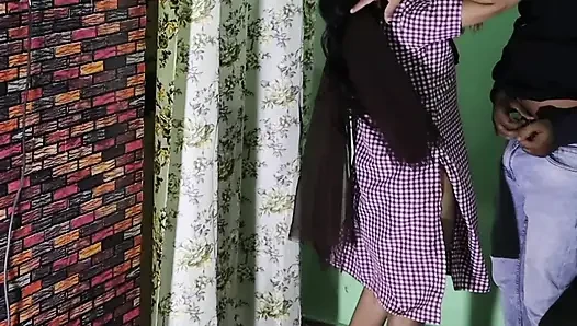 Hintli bakire kız öğrenci erkek arkadaşını ilk kez sıkı amcıkla sikiyor
