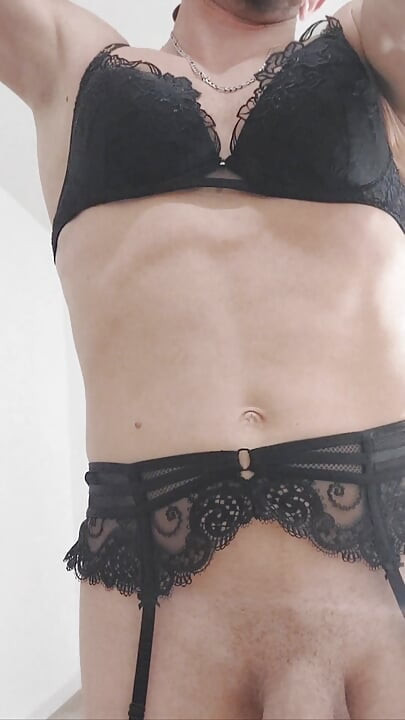 Kurva ima veliku želju da je veliki kurčevi jebu u guzu