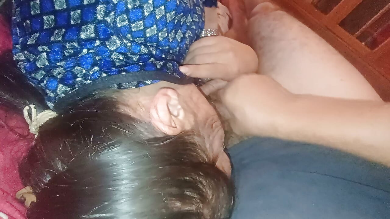 Koristim njenu umornost i pušim joj i jebem je i puštam joj usta