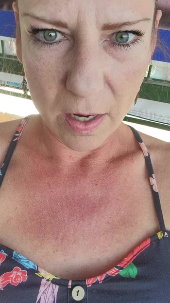 Cougar alone smoking at the bar