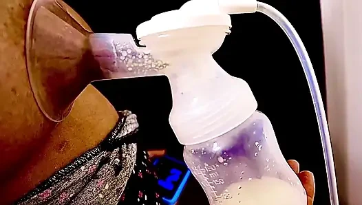 Арабская милфа доит грудь с огромными сиськами