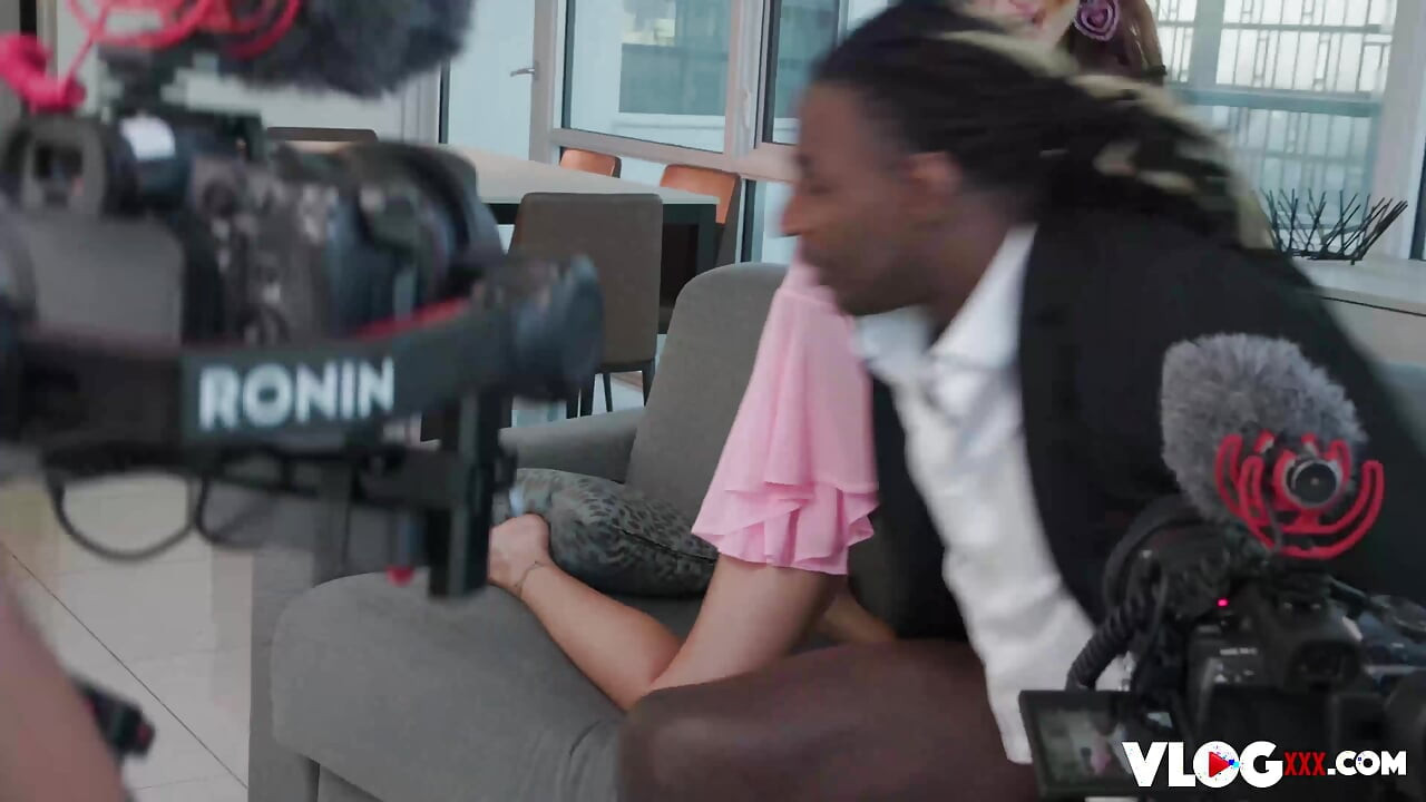 Isabella Nice हॉट बड़े काले के साथ परदे के पीछे सेक्स का मजा लेती है