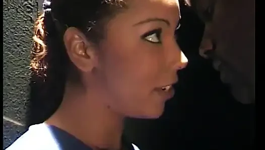 Sexy ebenholz-cheerleaderin wird doggystyle von schwarzem brocken genagelt