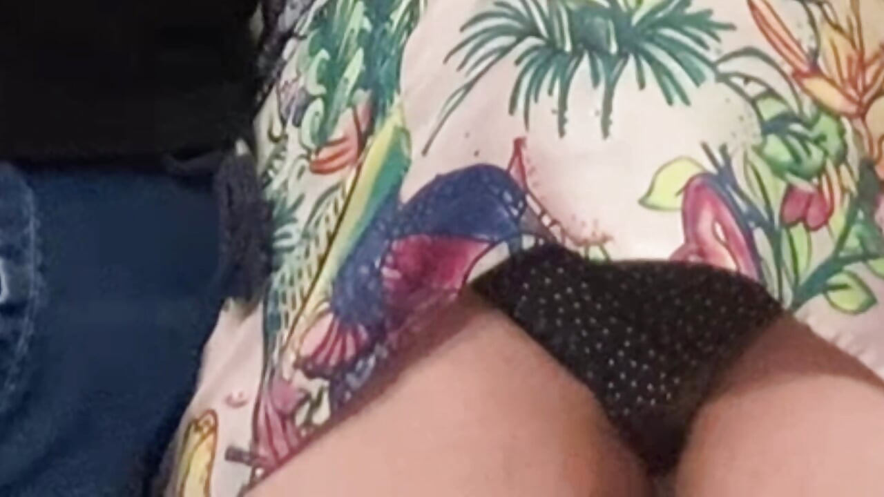 Betrügende ehefrau masturbiert in einer überfüllten u-bahn