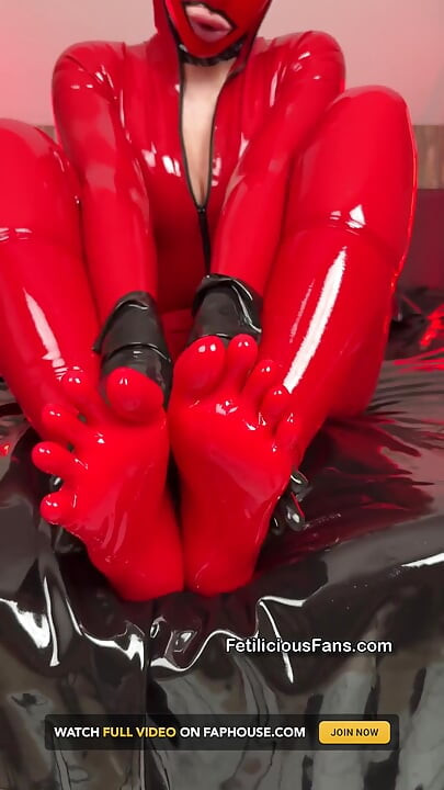 Pornografie cu picioare din latex