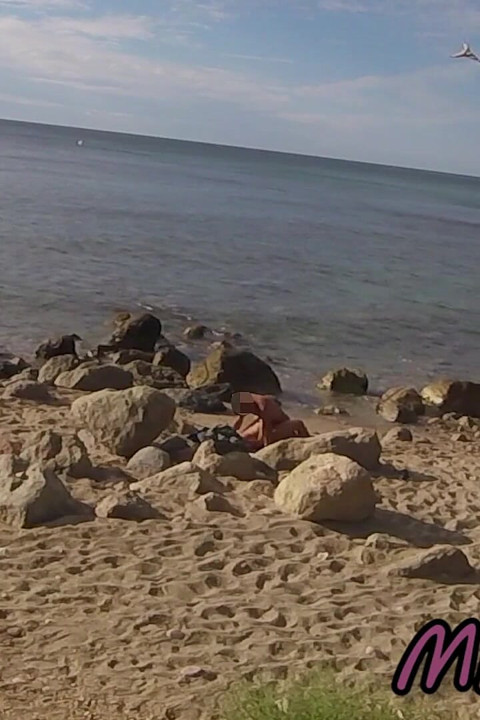 Des Inconnus Ont Surpris Ma Femme En Train De Toucher Et De Baiser Ma Grosse Bite Sur Une Plage Nudiste Publique - Amateur