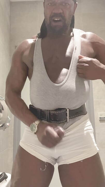 Zwarte Gespierde Vader Onthult Singlet Bate Klaarkomen Na Sportschooldouche