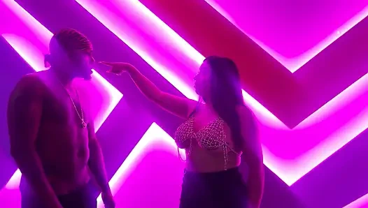 Tombul Meksikalı kadın Verito Aguas prezervatifsiz ırklararası anal seks sahnesinde büyük siyah yarak (büyük zenci yarağı) tarafından sikiliyor