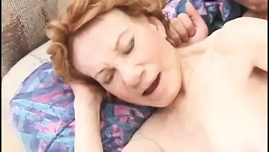 Nenek rambut cokelat dengan tubuh langsing suka banget nyepong kontol ngaceng kayak pro