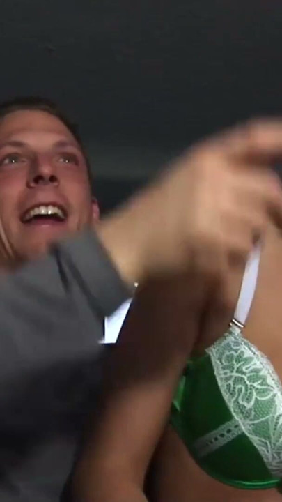 Geile Anhalterin fickt mit deutschem Typ im Bumsbus Outdoor | Clip 1