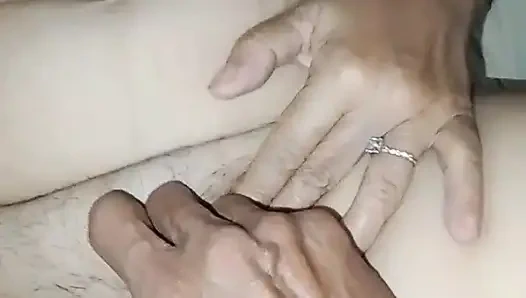 Wow istriku yang cantik dan cantik. Dia suka meraba memeknya yang basah