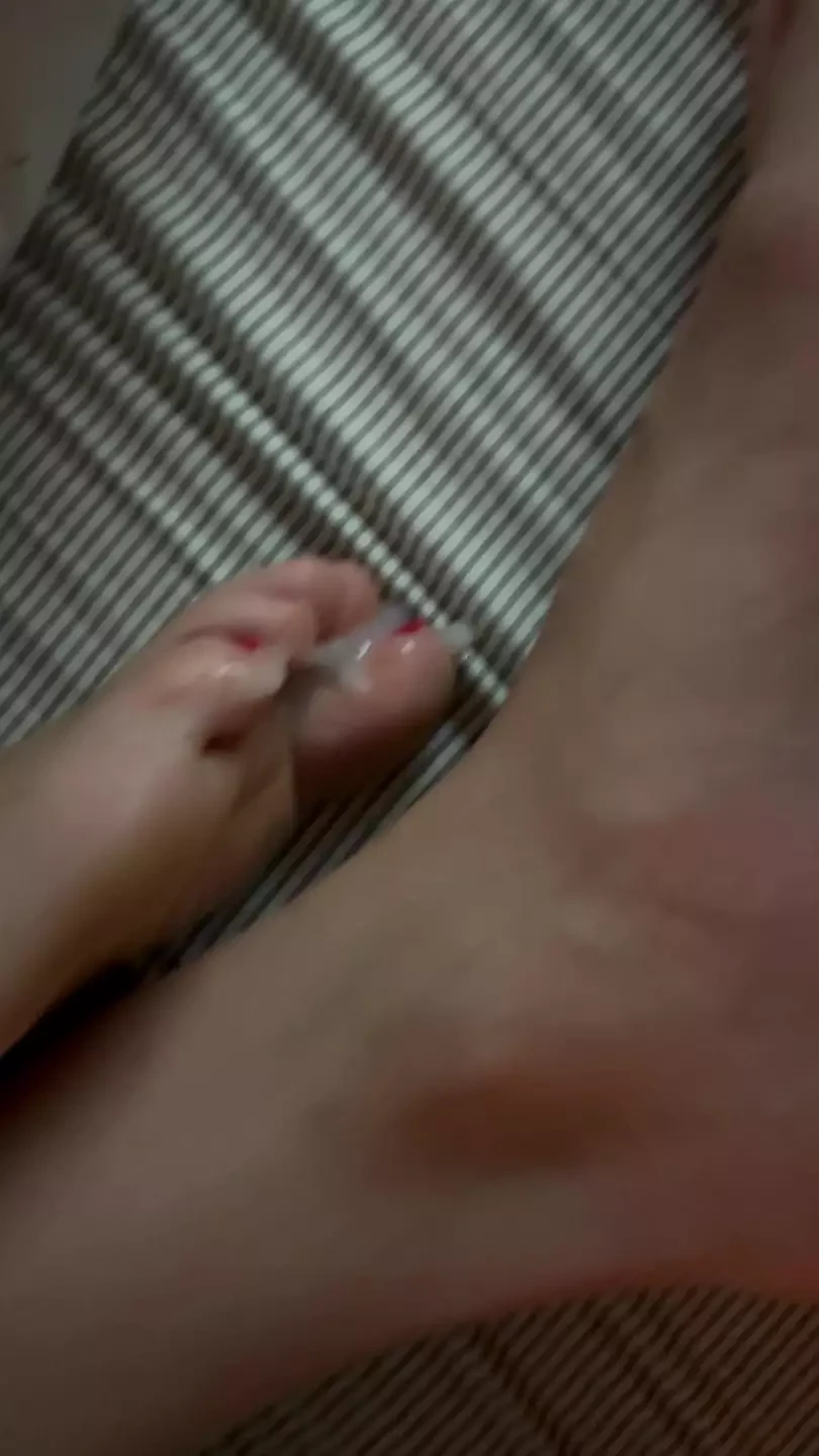 Cum onto wifes beautiful toes