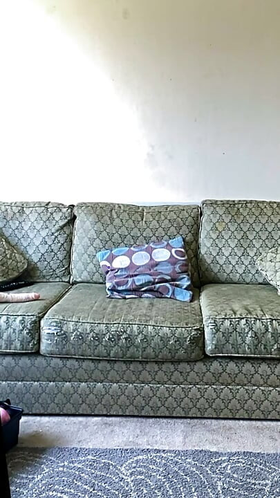 Panas dan terangsang di gelombang panas rumah sendirian dengan pintu teras terbuka